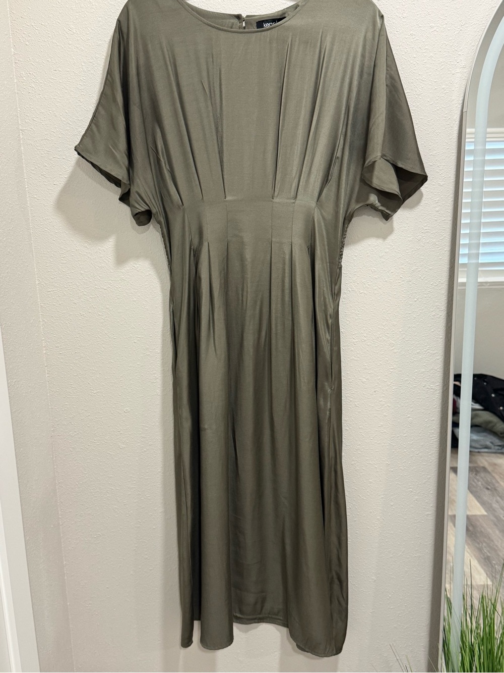 kensie short sleeve smocked waist a-line midi dress Kensie- Button Back colour: wine-one-shoulder-pleated-satin-midi-dress LEO LIN Ali Boat SIZE:XXS / 0